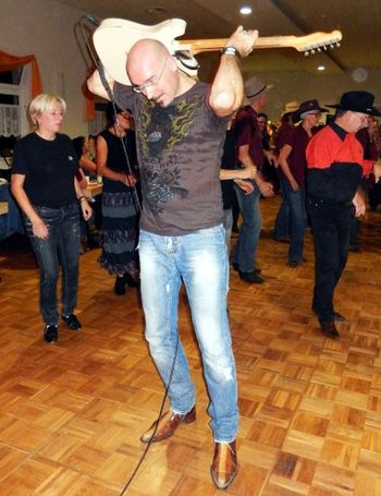 Dirk steht aud Drumpodest