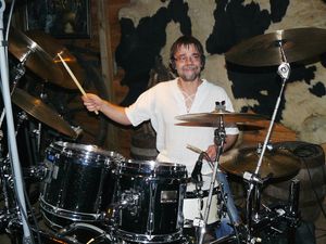 Hartmut am Schlagzeug