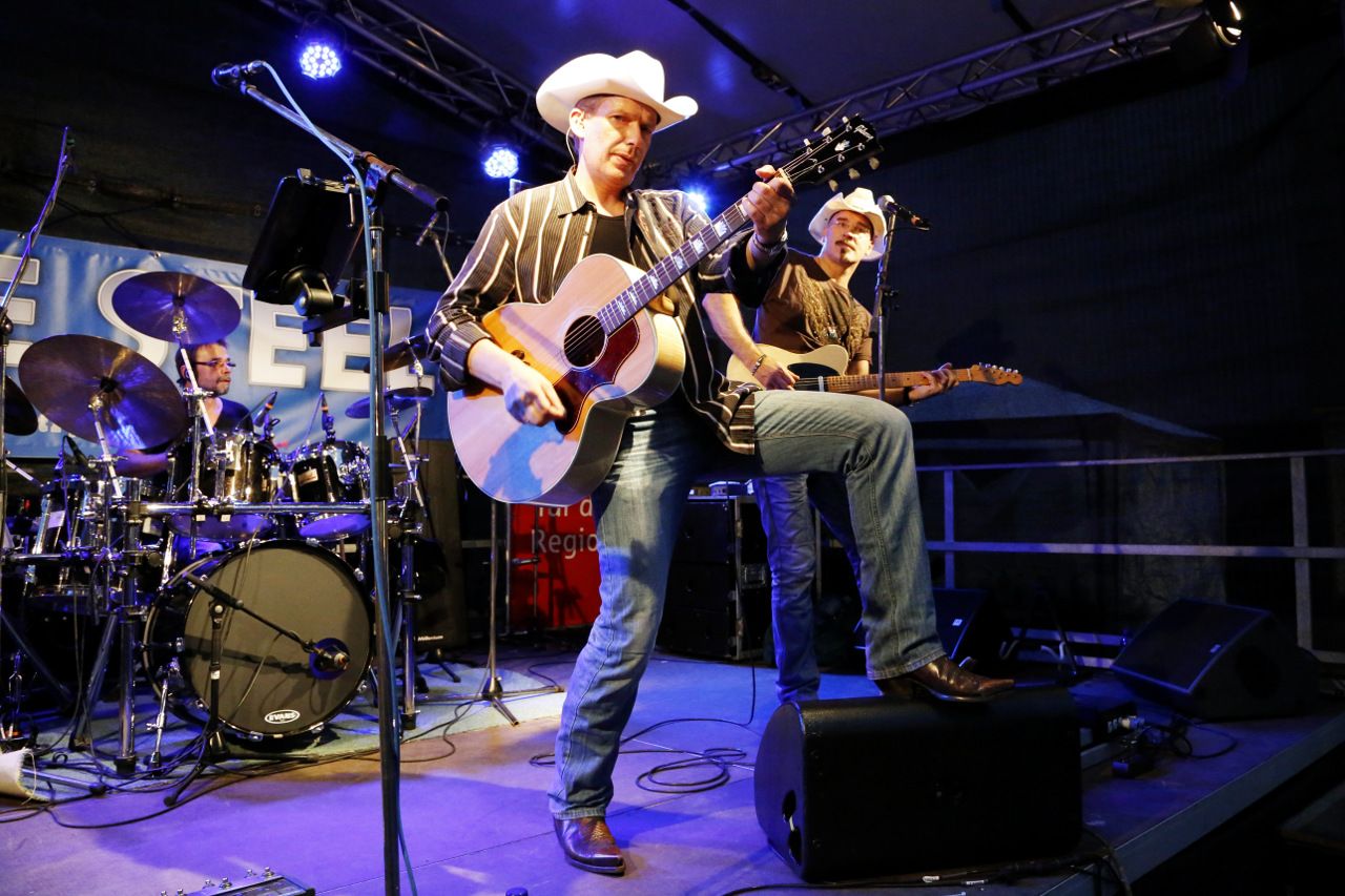 Volle Bühne und Zuschauer