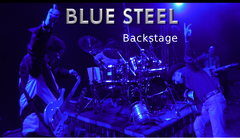 Blue Steel Backstage, die Bandmitglieder hinter der Bühne in dunkelblauem Licht