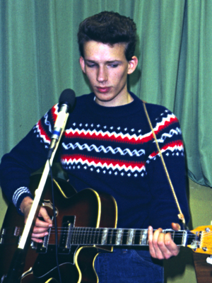 Gene 1984 mit Gitarre